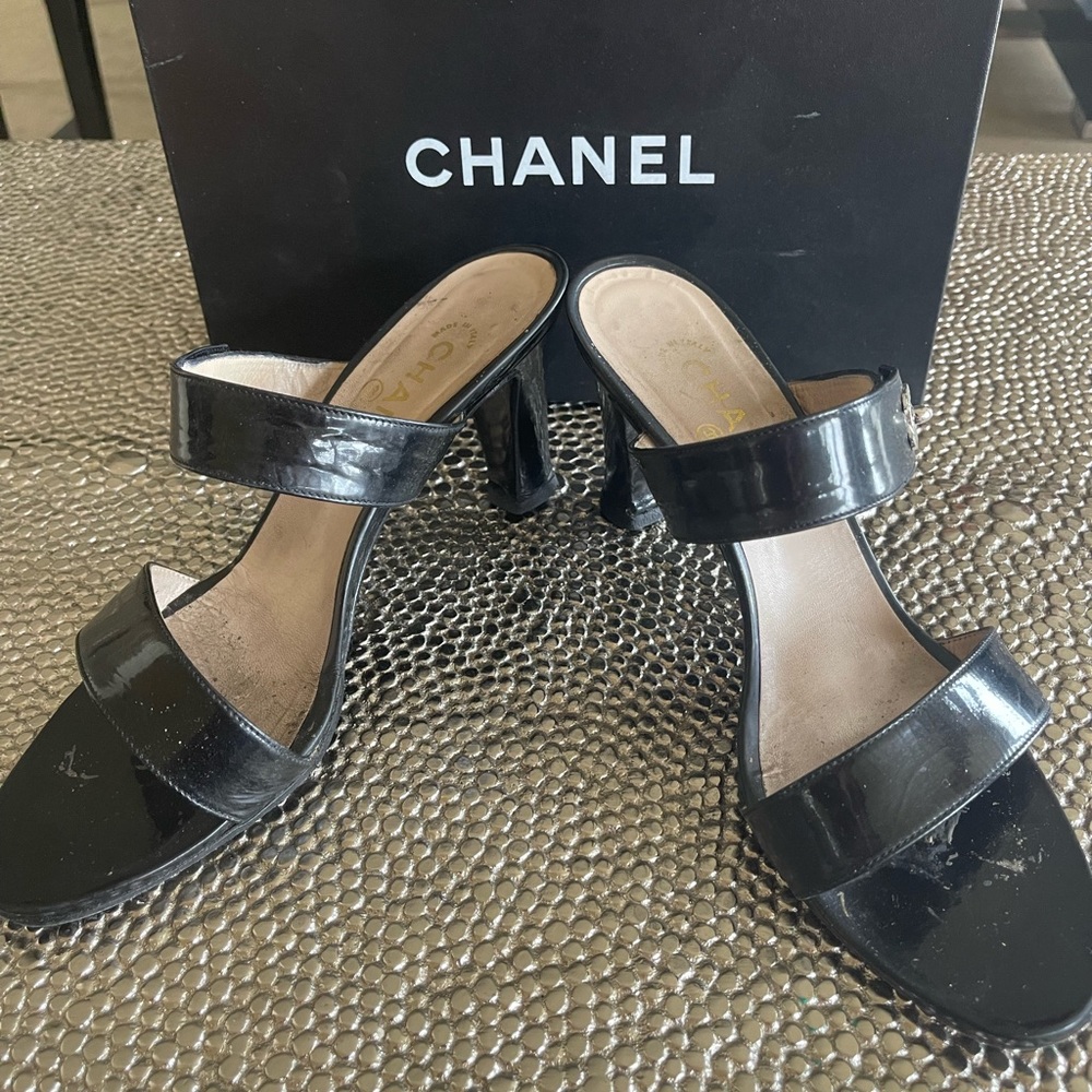 CHANEL BLACK LOGO HEELS - Picture 4 of 7